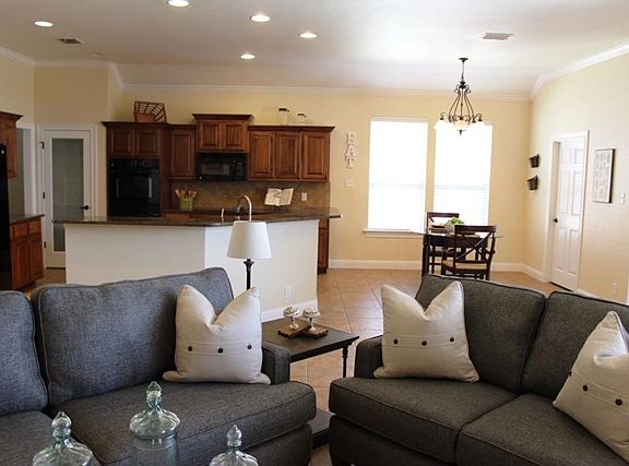 4th image of 1001 Almont Pl