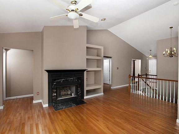 4th image of 912 Oak Knoll Manor Dr