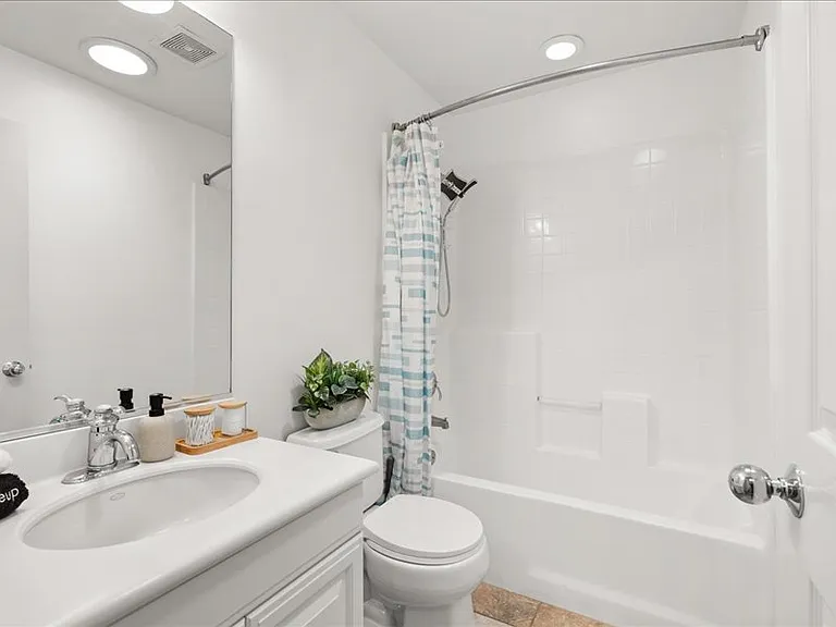 121 Alhambra — Photo 18