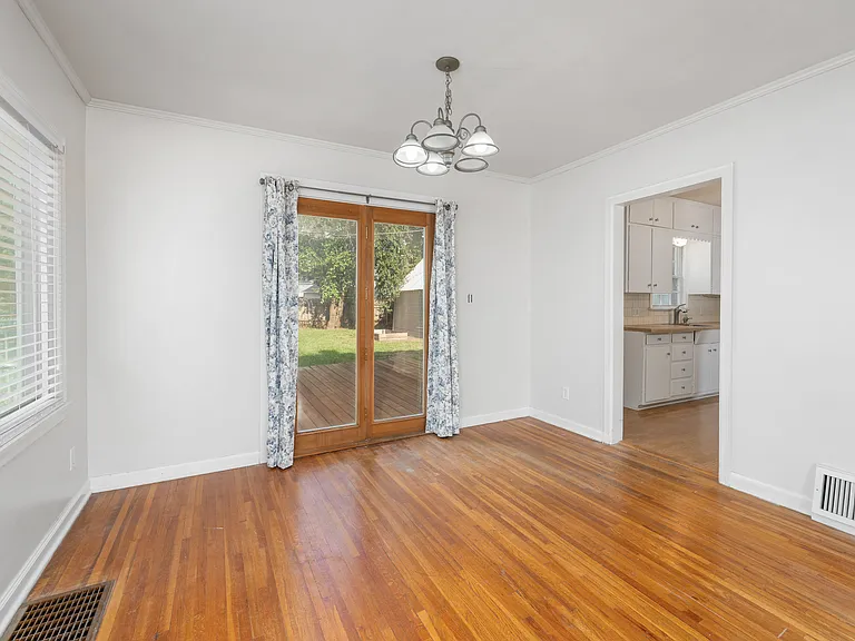 141 N Bleckley Dr — Photo 5