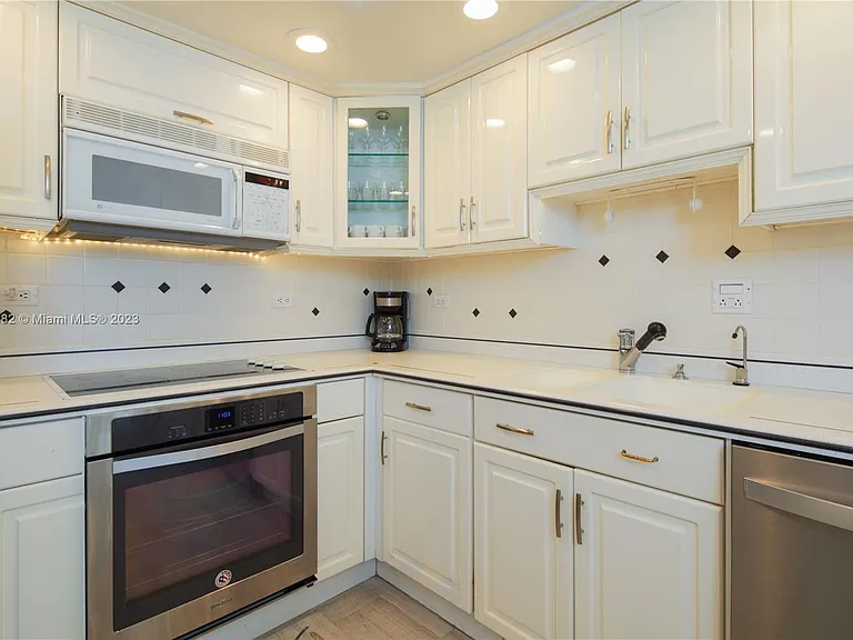 5005 Collins Ave #610 — Photo 12