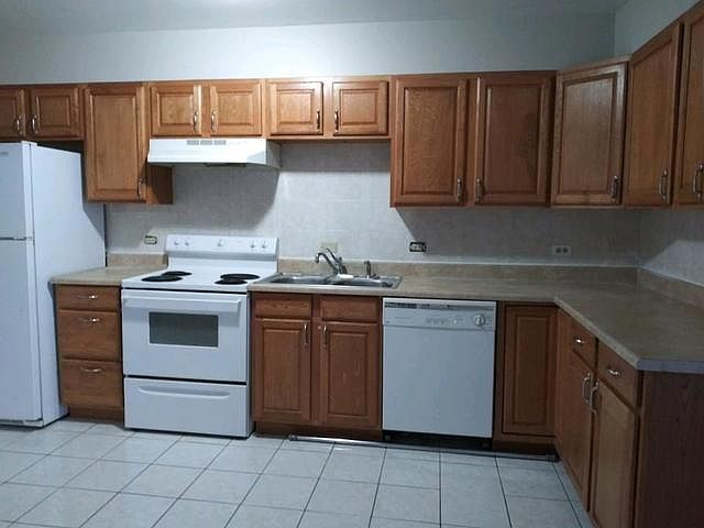 2nd image of 1727 Greenwood Rd APT 1A