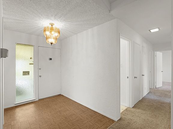 5th image of 127 E Lake Dr