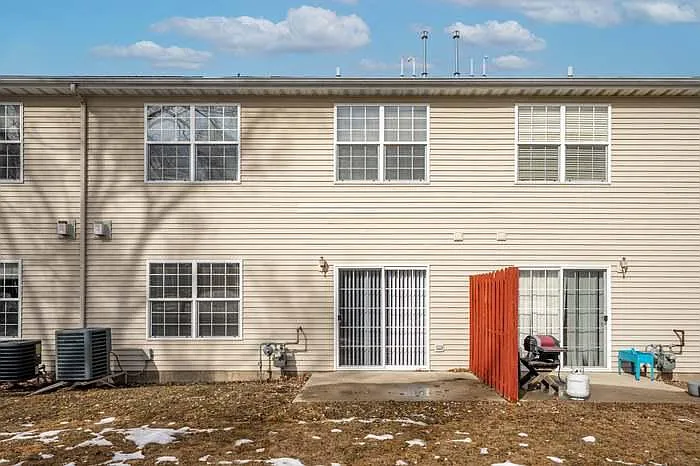 4 bed, 2.5 bath, 1580 sqft, $2,300 — Photo 4