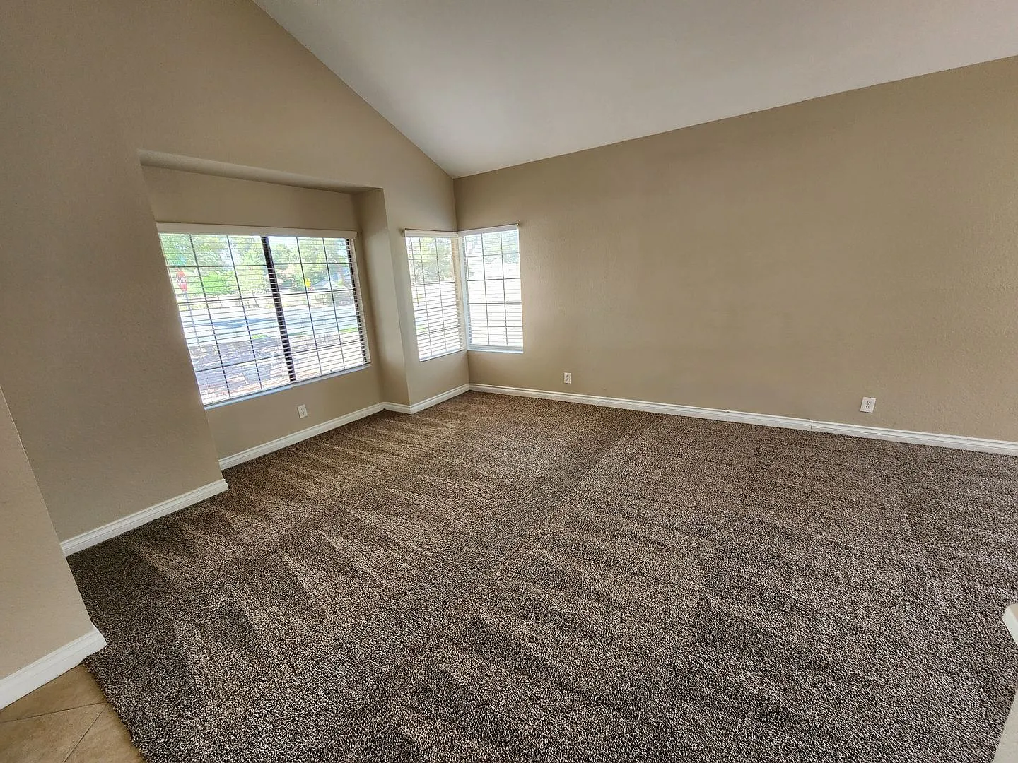 Gorgeous 4 Bedroom corner lot home — Photo 4