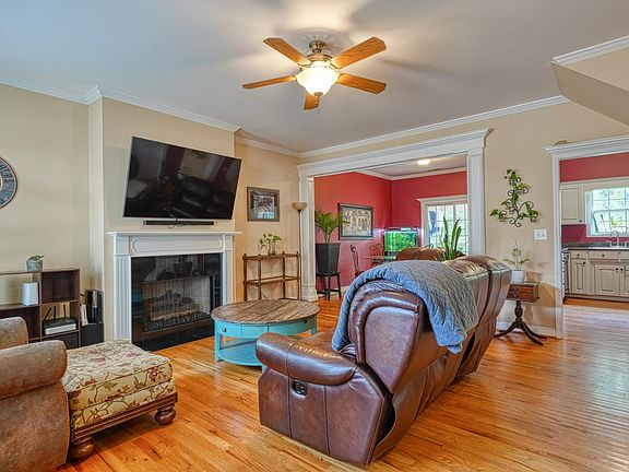3rd image of 365 Rexford Dr
