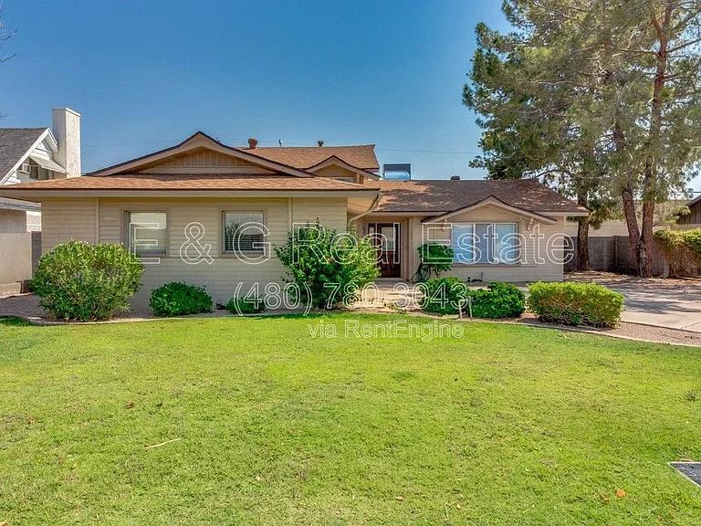 137 E Riviera Dr — Photo 2