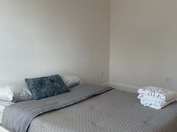2nd image of 3902 McKinley St Room B-2