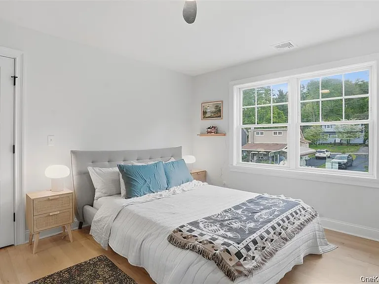33 Howland Ave — Photo 22