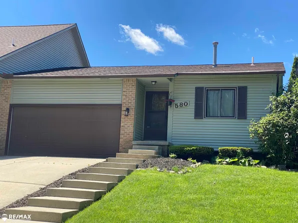 580 Oakbrook Cir, Flushing, MI 48433
