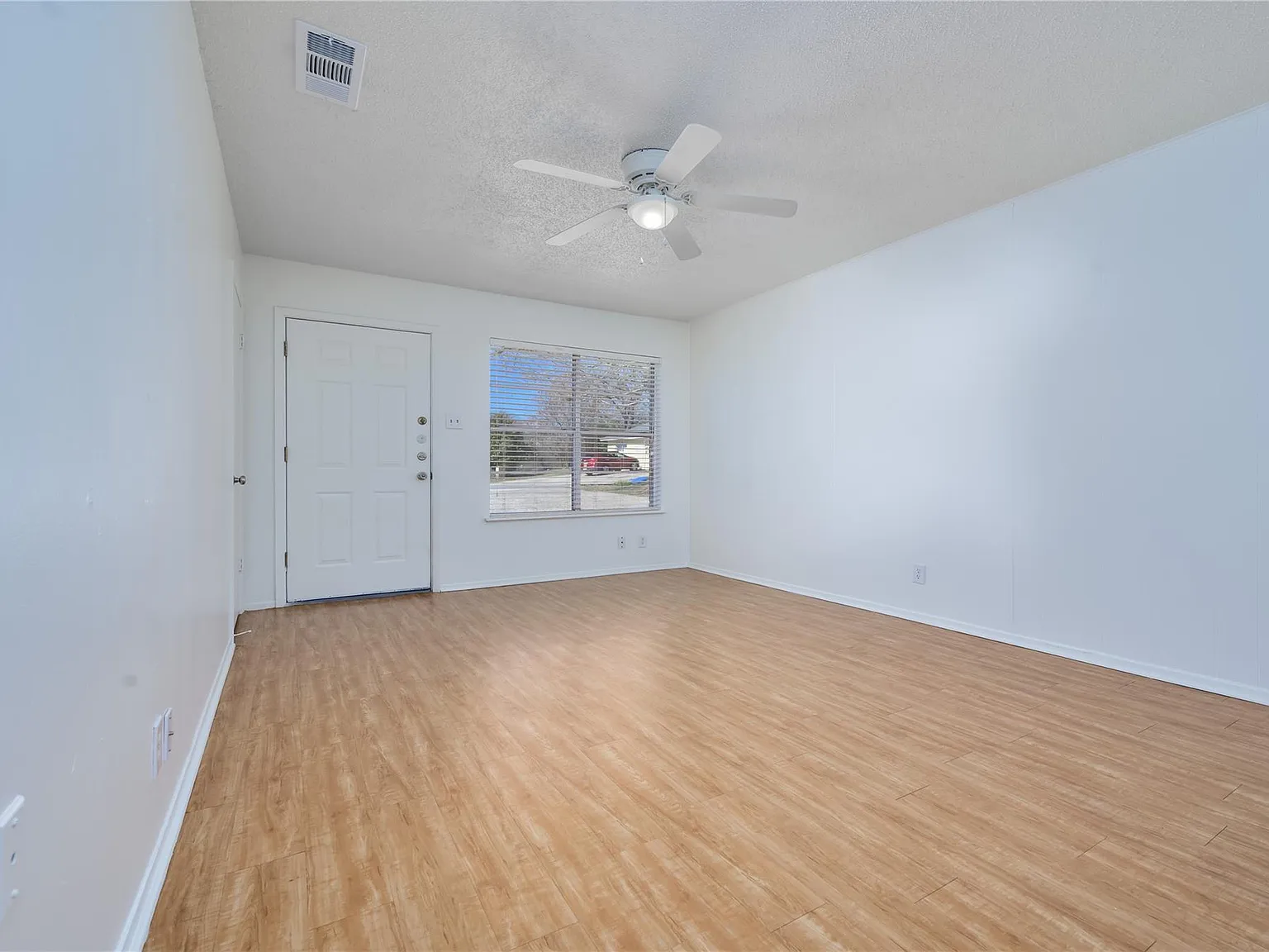 2 bed, 1.0 bath, 884 sqft, $1,295 — Photo 3
