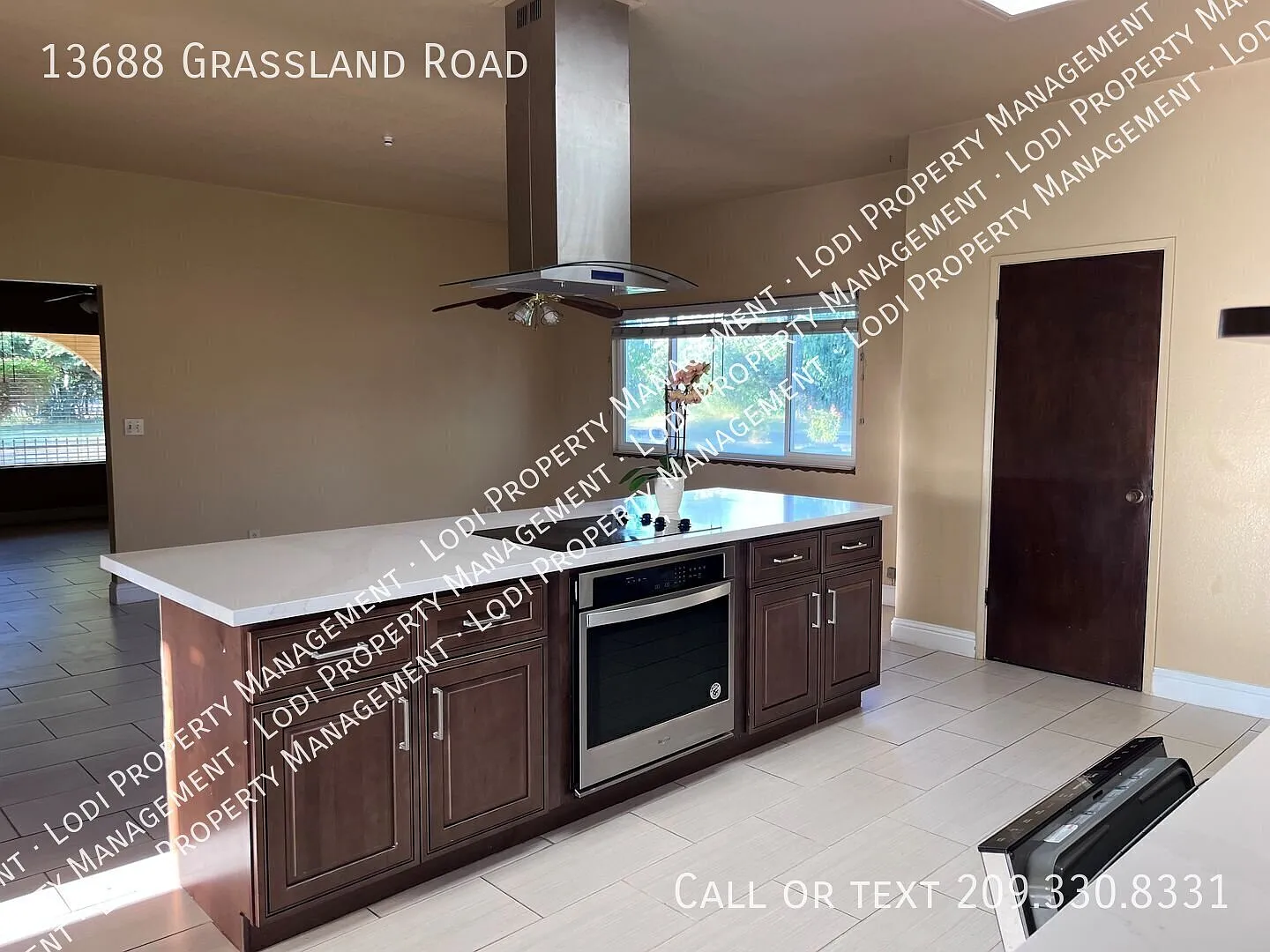Spacious 3-Bedroom Country Home with Remodeled Kitchen & Large Yard — Photo 4