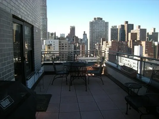 Sold by Manhattan Boutique Real Estate | media 4