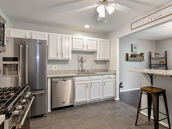 5th image of 12 Aberdeen Ct Unit V1