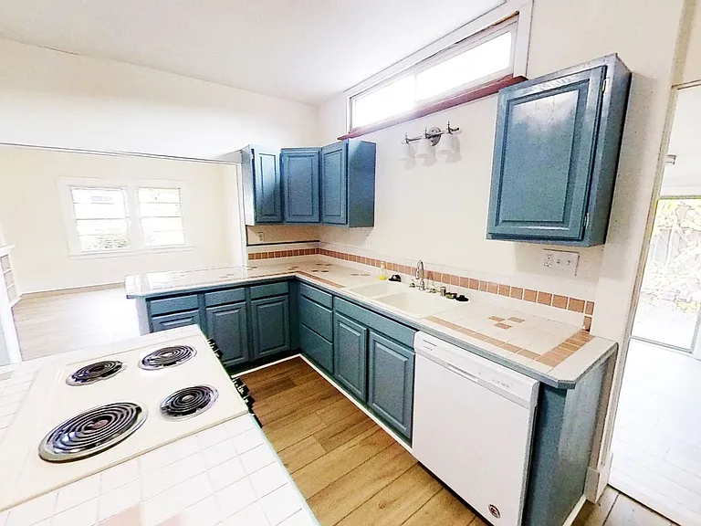 1301 Kearney St — Photo 4