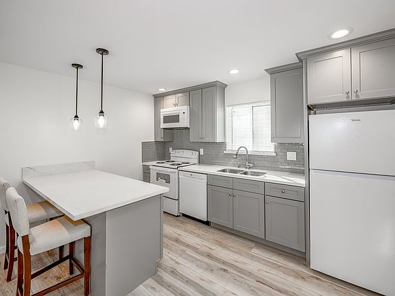 3rd image of 6247 Agnes Ave