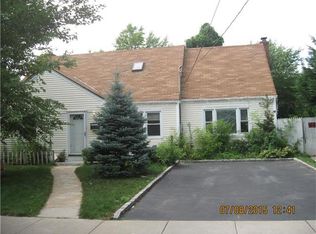 77 Jesse St, Freeport, NY 11520