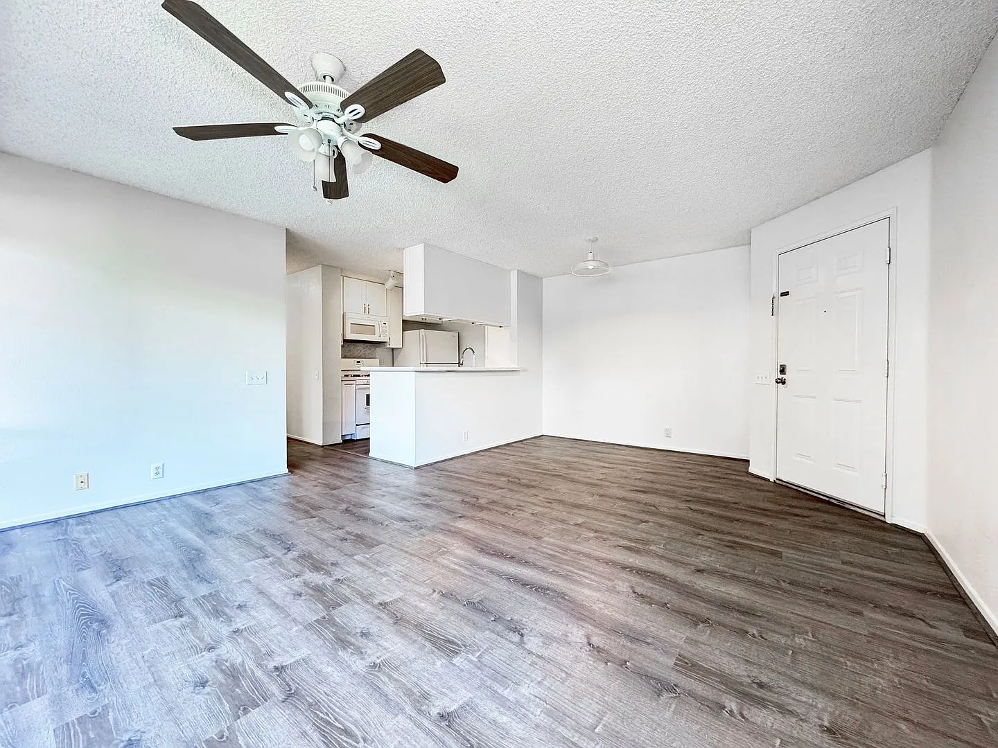 Pet Friendly Ewa Beach Condo with A/C — Photo 1