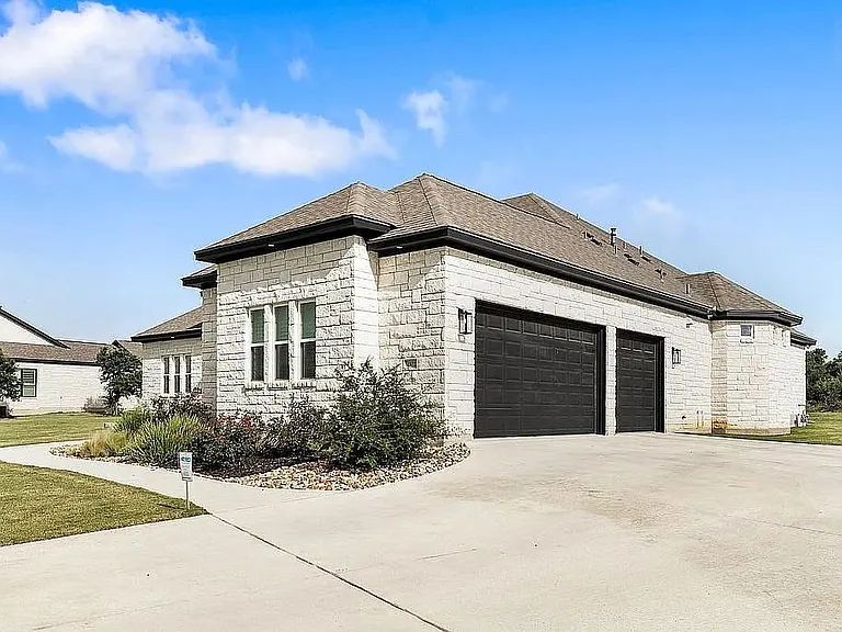 1102 Woodpark Ln — Photo 2