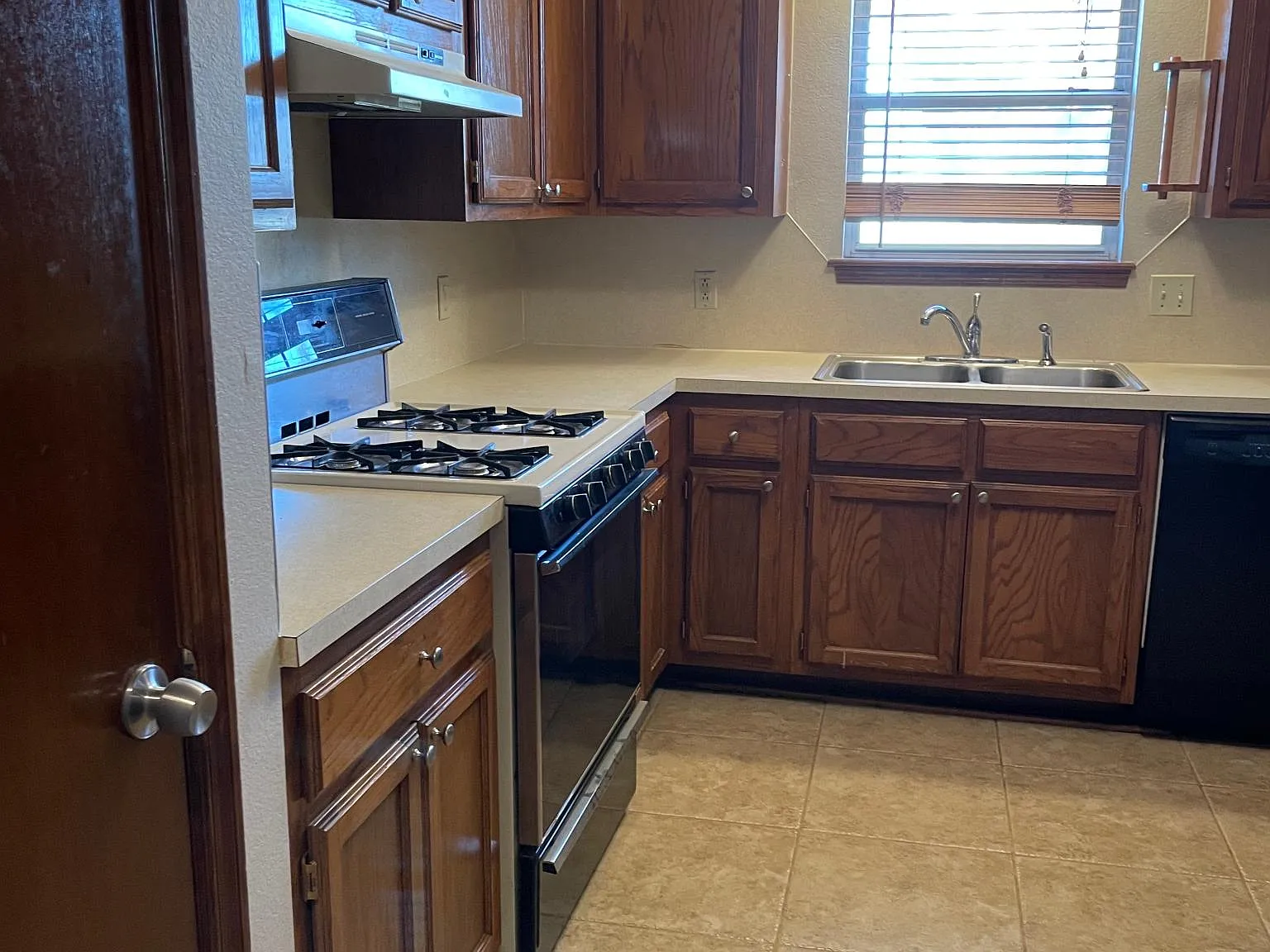 709 Coopers Hawk Dr — Photo 4