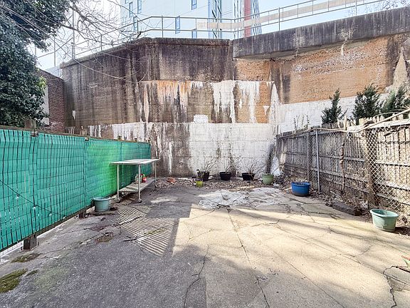 3rd image of 548 Franklin Ave APT 1