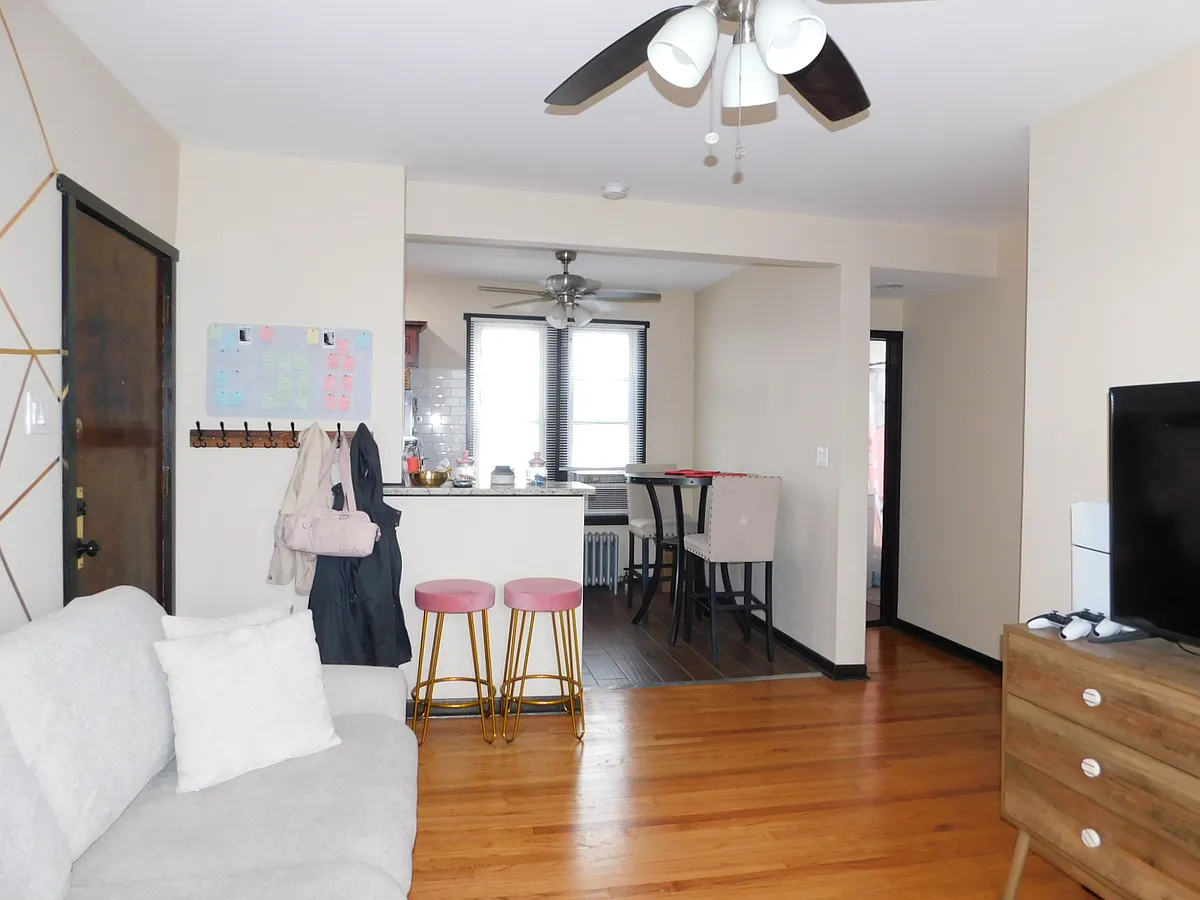 Building Photo - 5713 W Catalpa Ave #2