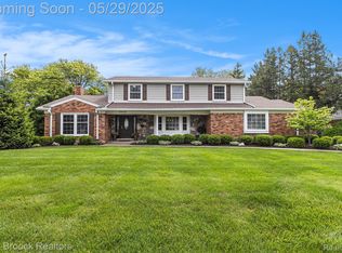32032 Robinhood Dr, Beverly Hills, MI