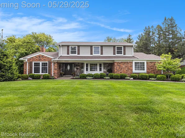 32032 Robinhood Dr, Beverly Hills, MI 48025