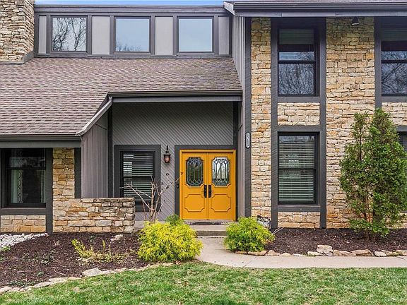 3rd image of 15609 Overbrook Ln