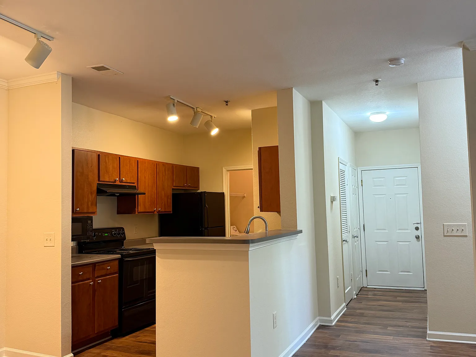 2 bed, 2.0 bath, 1049 sqft, $1,550 — Photo 3