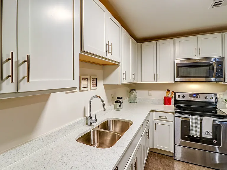 College Pointe Apartments — Photo 7
