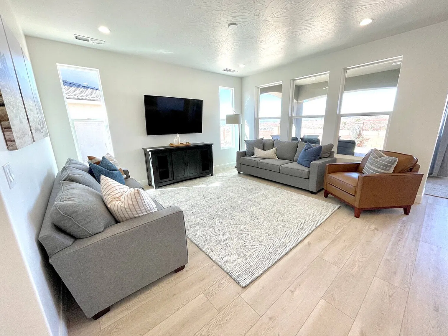 5 bed, 5.0 bath, 2755 sqft, $7,765 — Photo 2