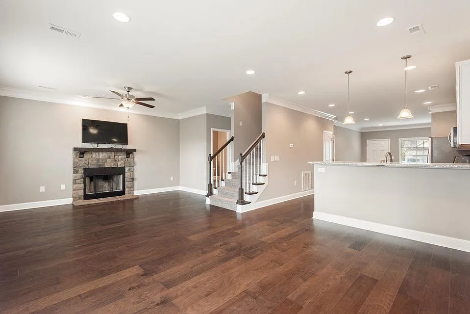 3 bed, 2200 sqft, $2,500 — Photo 4