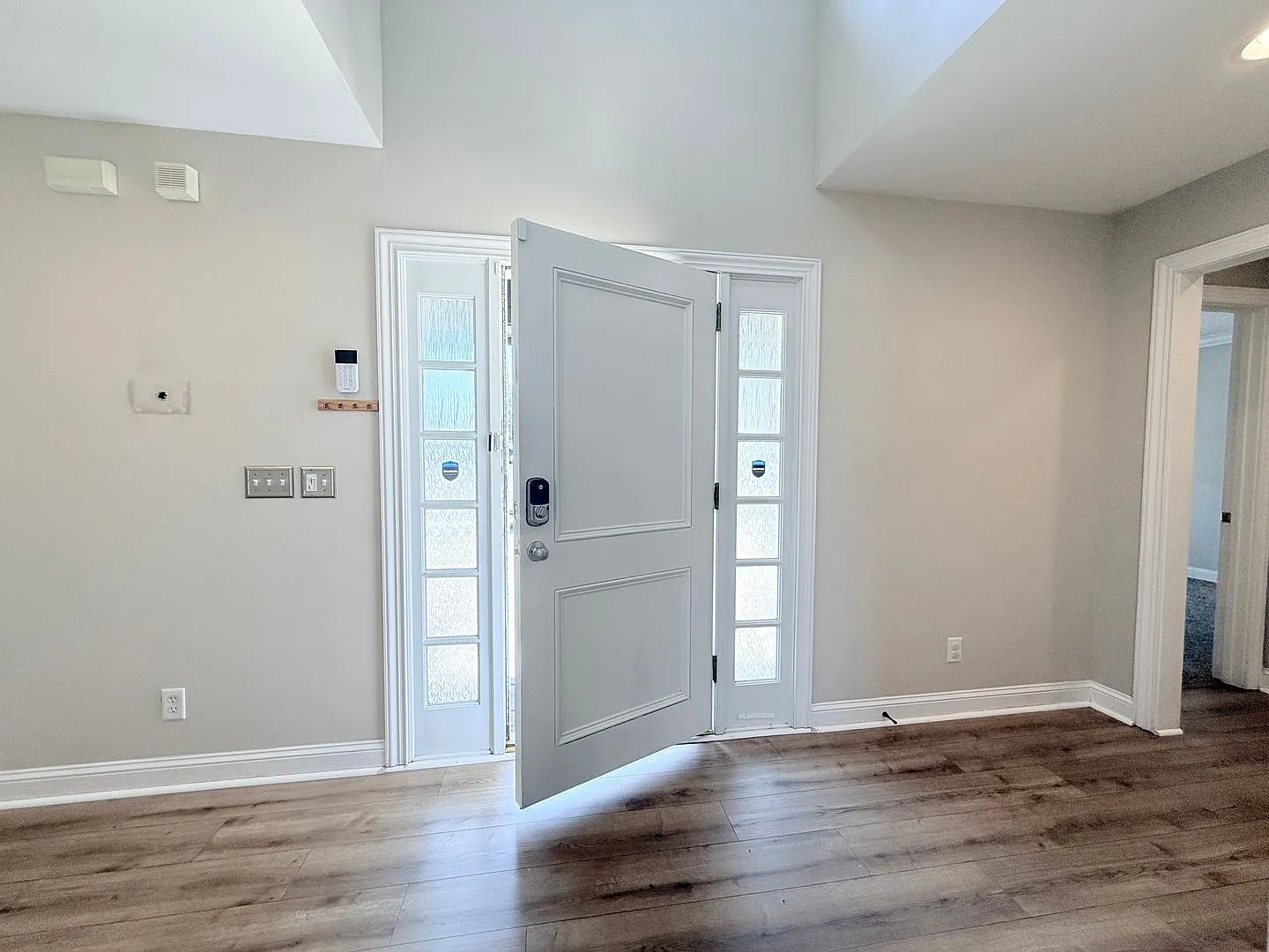 Large Open Concept House with Tons of Natural Light — Photo 3