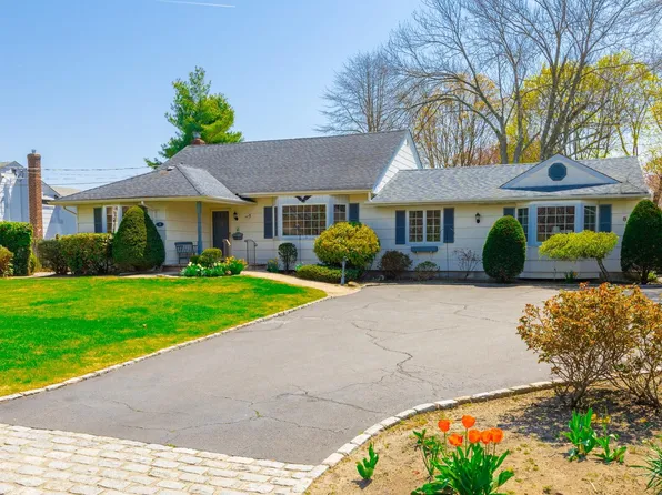 8 Flower Hill Lane, Bay Shore, NY 11706