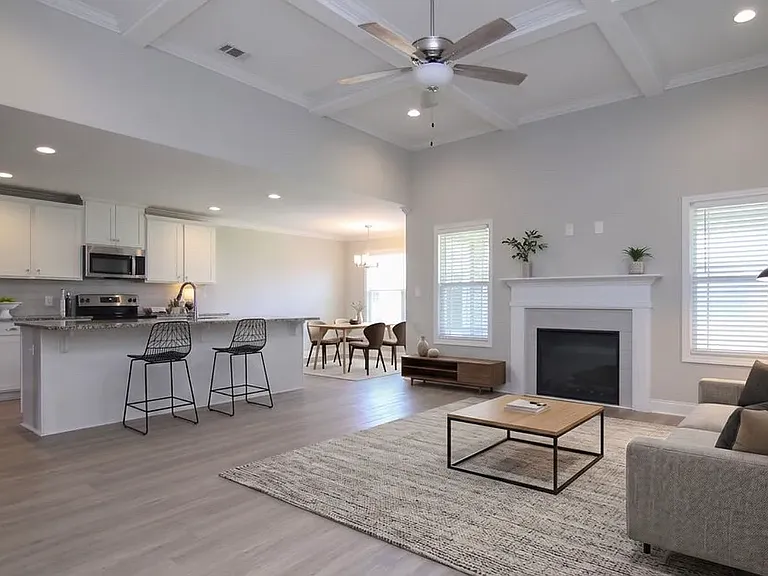 318 Weston Dr — Photo 2