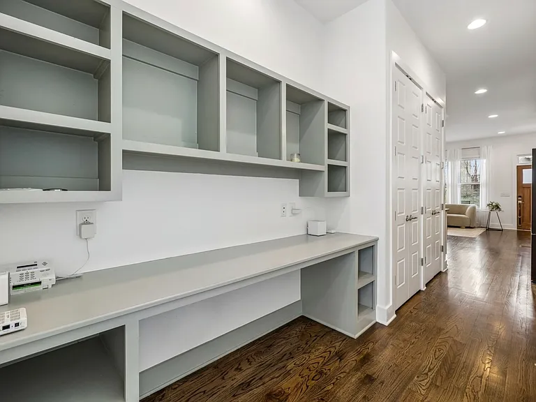 2324 Riverside Dr — Photo 7