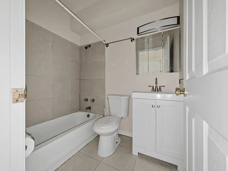 2823 N Lincoln Ave #2F — Photo 1