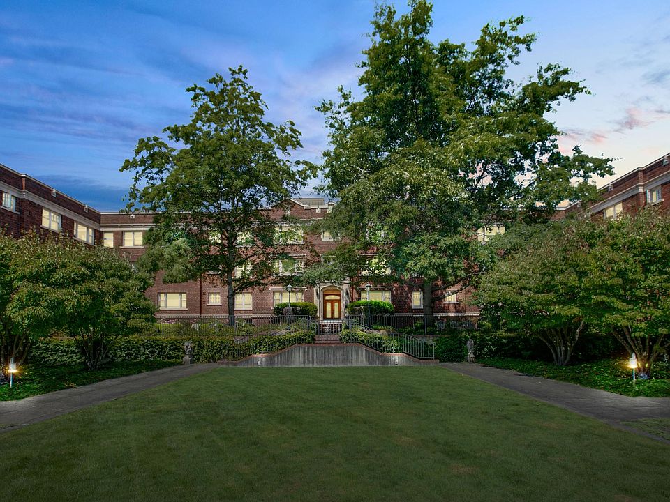 Beautiful Front Gardens of The Victoria