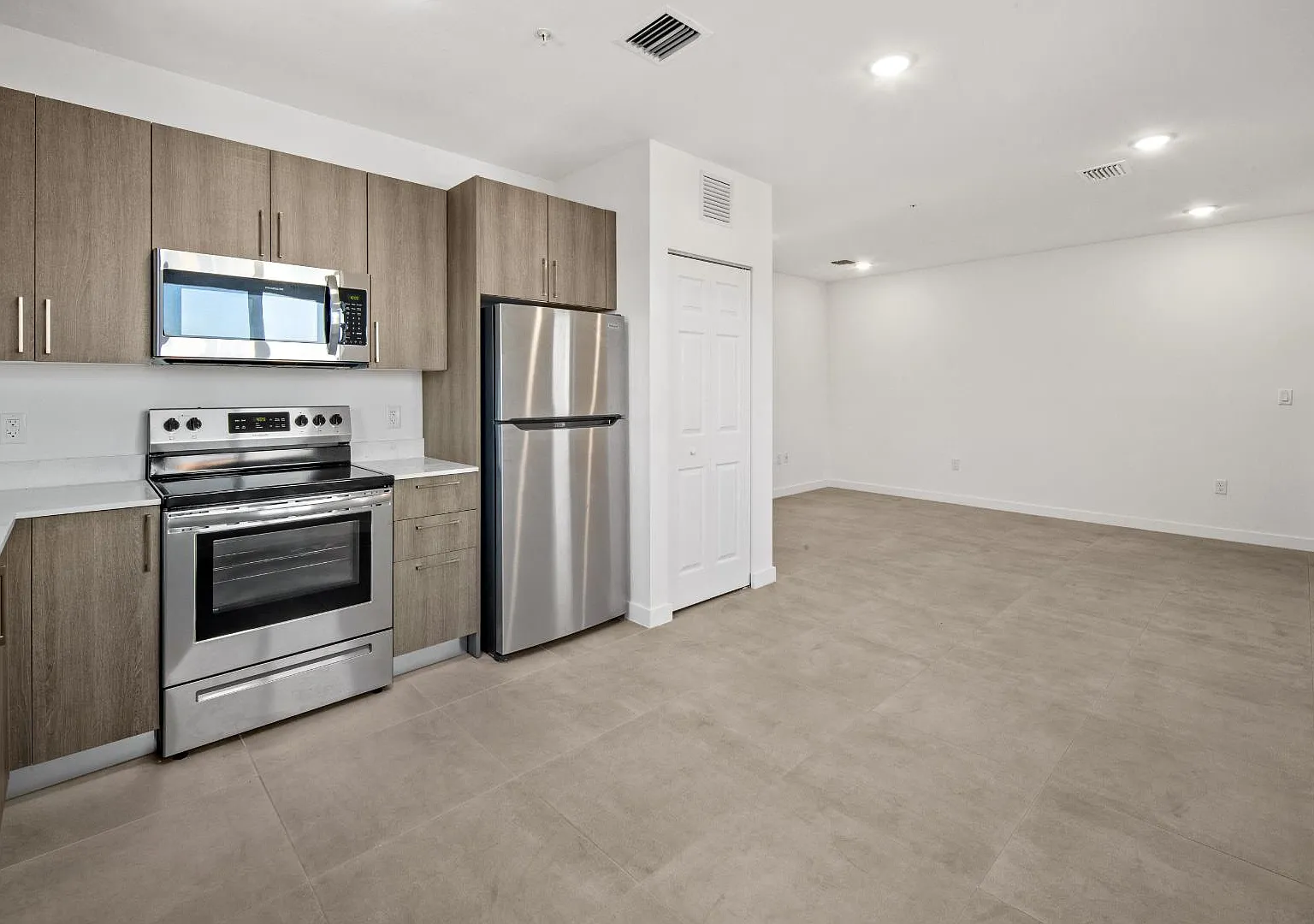 2 bed, 810 sqft, $2,375 — Photo 1