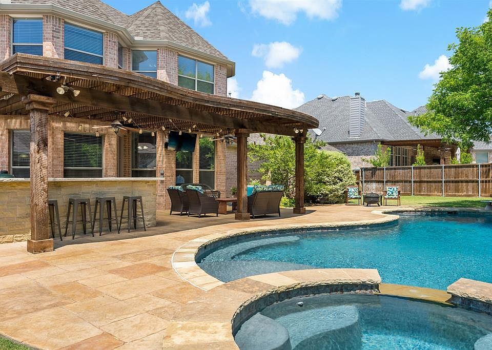 1st image of 813 Woodcliff Dr