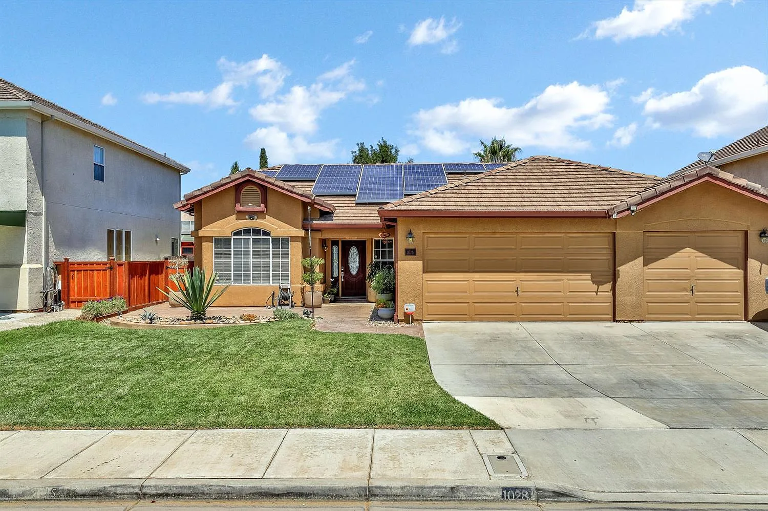 1028 Sandra St photo 1