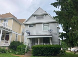 1007 W 3rd St, Dubuque, IA 52001