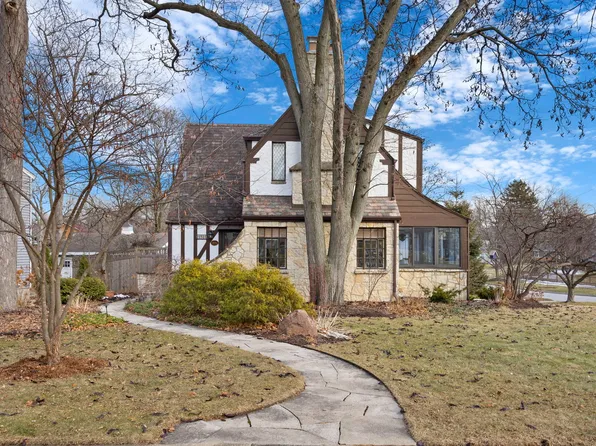 151 Travers Ave, Wheaton, IL 60187