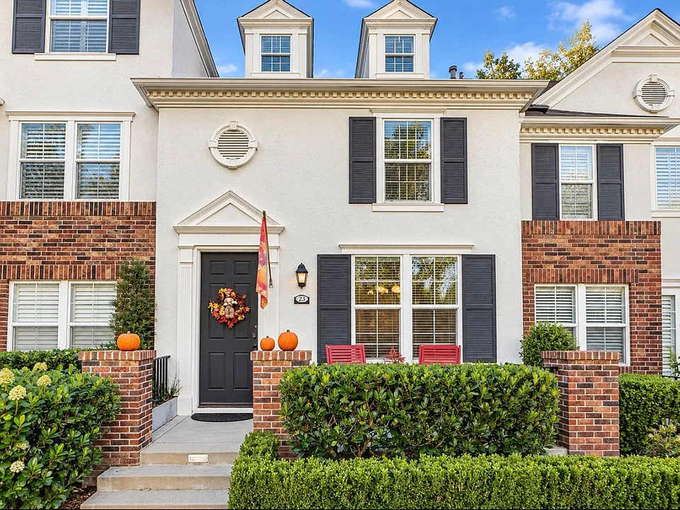 25 Bloomington St #1