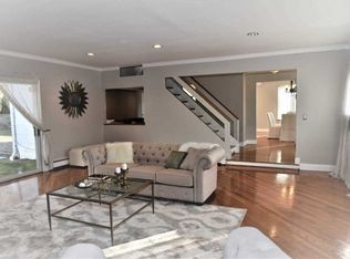 127 Truxton Rd, Dix Hills, NY 11746