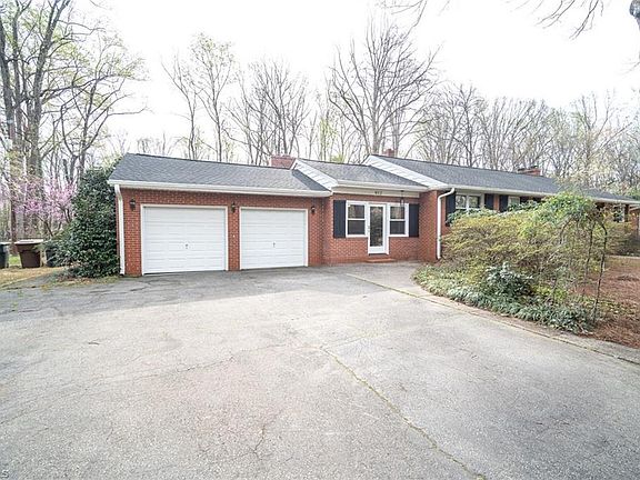 3rd image of 912 Forest Hill Dr