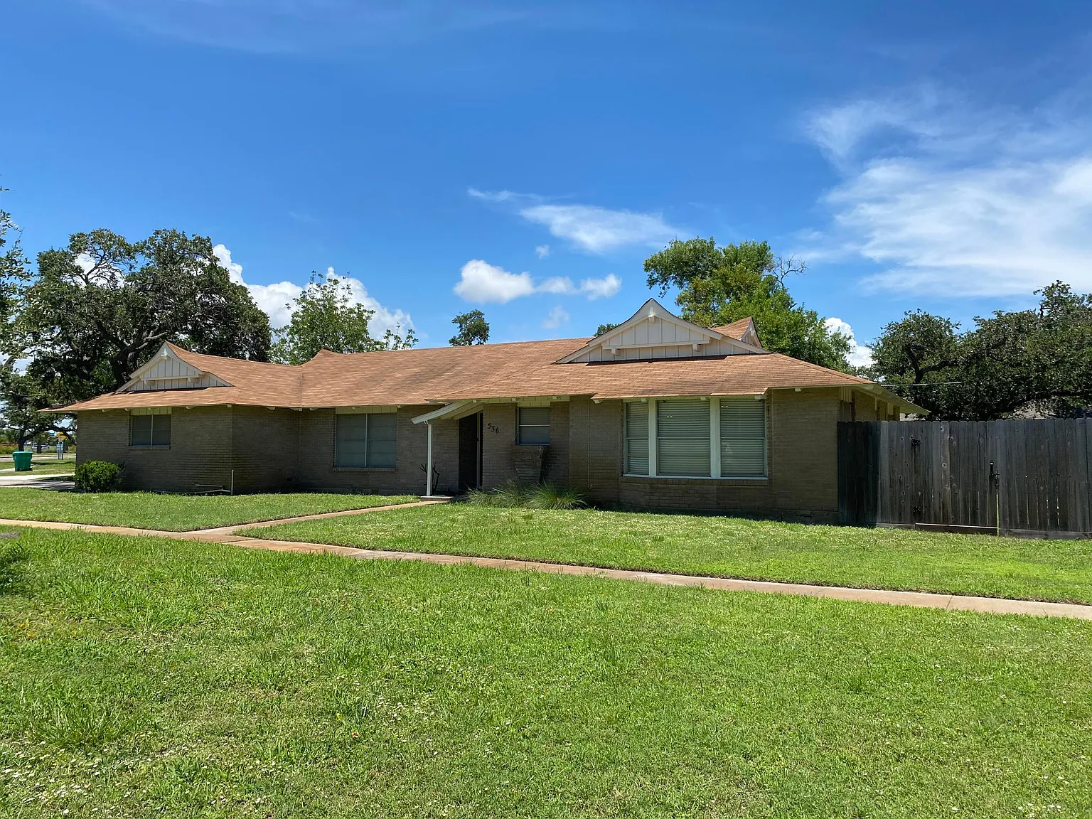 3 bed, 2.5 bath, 2503 sqft, $1,900 — Photo 1