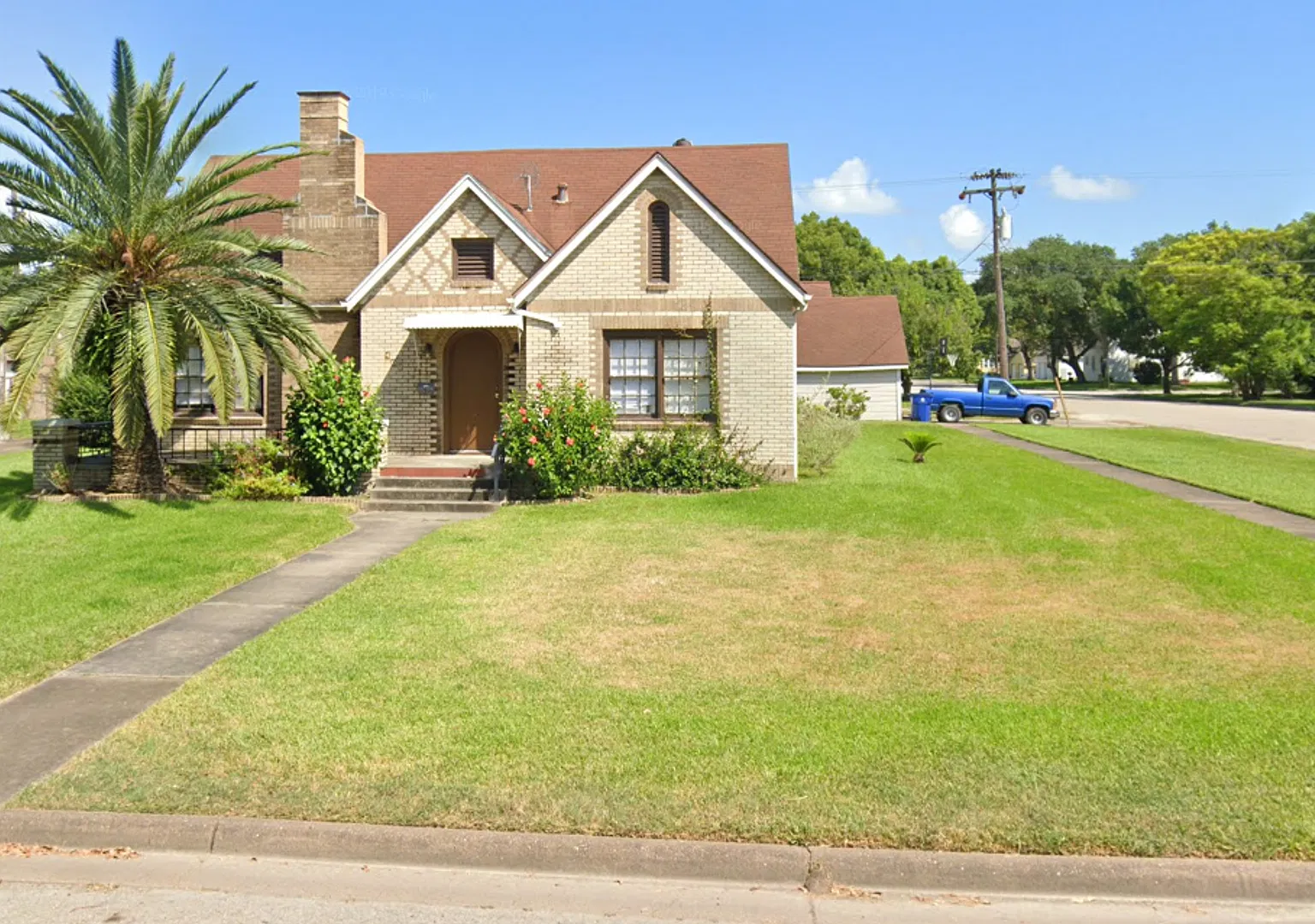 3 Bedrooms 2 Bath Spacious Brick Home — Photo 1