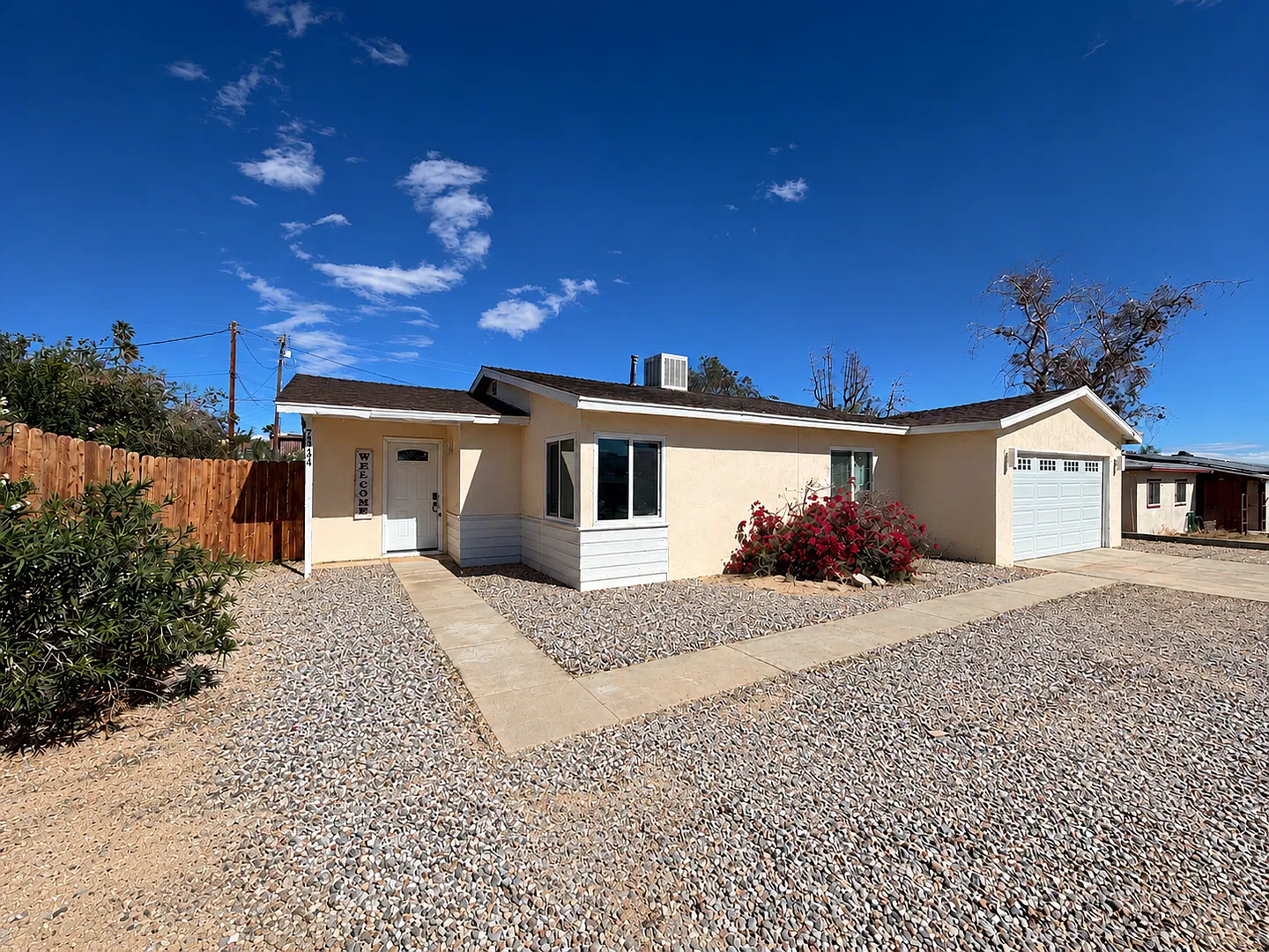 Cozy 2 Bedroom 1 Bathroom Home — Photo 3